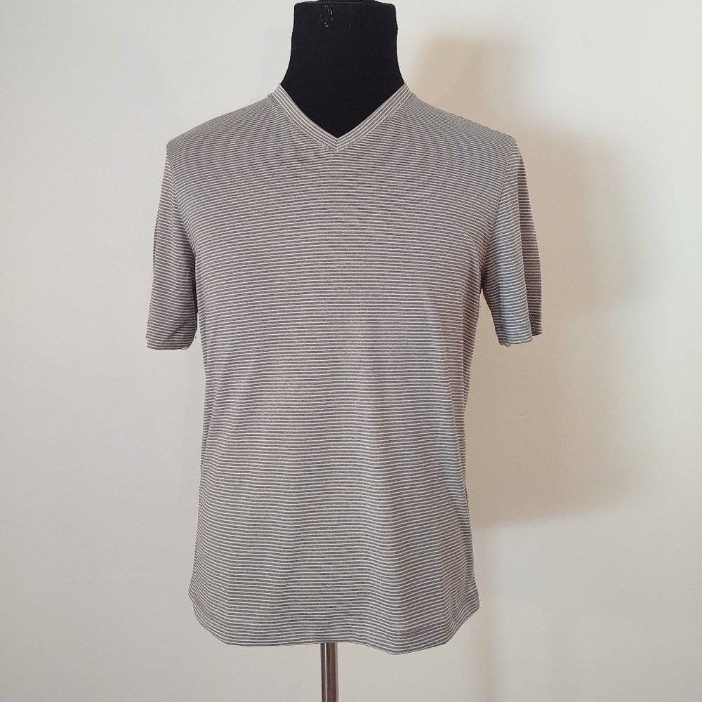 AXIST MEN CASUAL DRESS SOFT SHORT SLEEVE V-NECK  TEE - SIZE SMALL